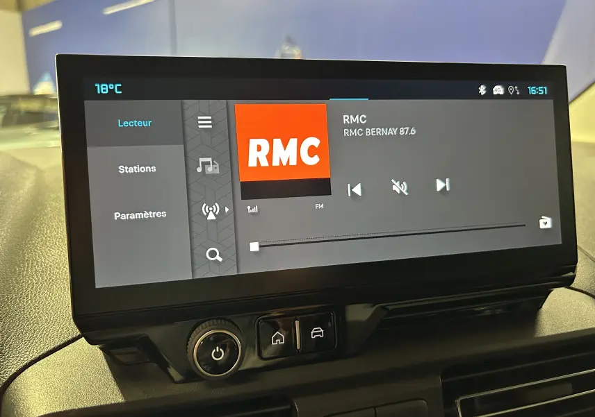 Écran tactile central du tableau de bord du Citroën Berlingo Multispace 2026 affichant la radio RMC.