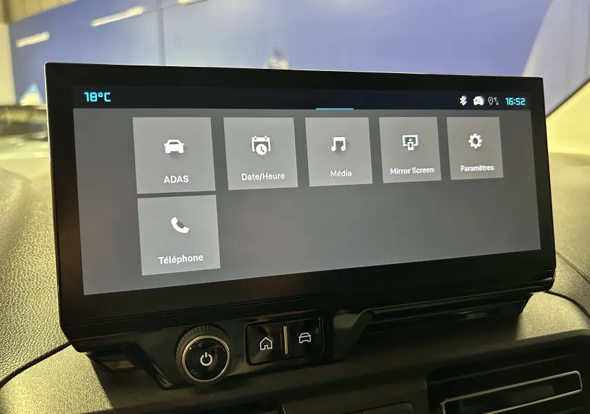 Écran tactile central affichant les menus ADAS, Média, Téléphone, dans l’habitacle du Citroën Berlingo Multispace.