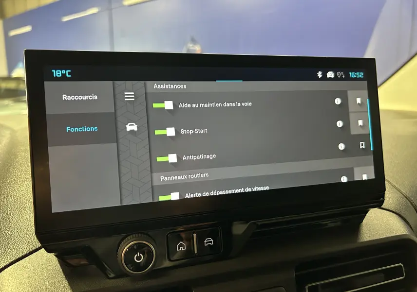 Écran tactile intérieur du Citroën Berlingo Multispace 2026 affichant les aides à la conduite, vue de face.