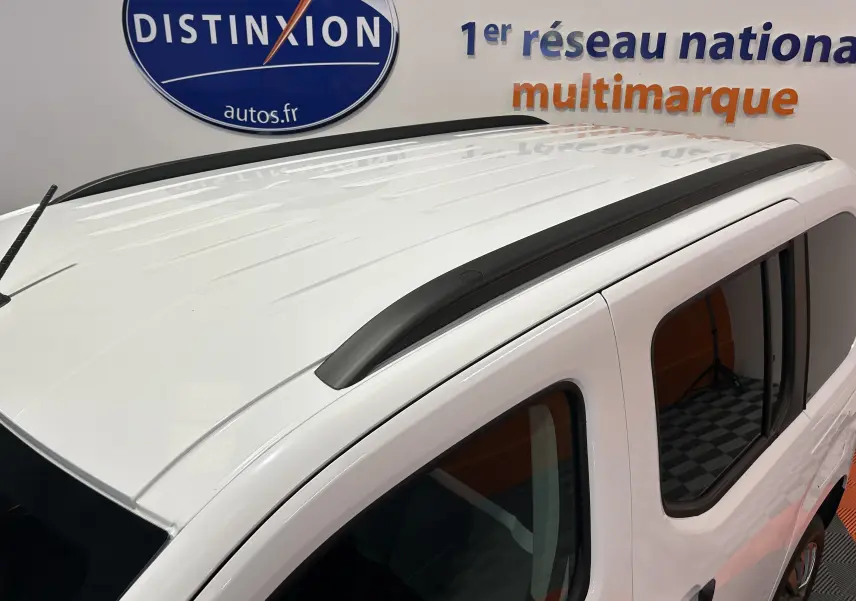Vue en plongée du toit blanc Kaolin du Citroën Berlingo Multispace avec barres de toit noires brillantes.