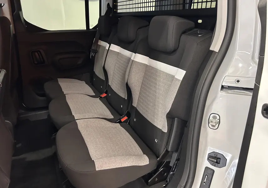 Vue latérale intérieure des trois sièges arrière en tissu gris et noir du Citroën Berlingo Multispace blanc Kaolin.