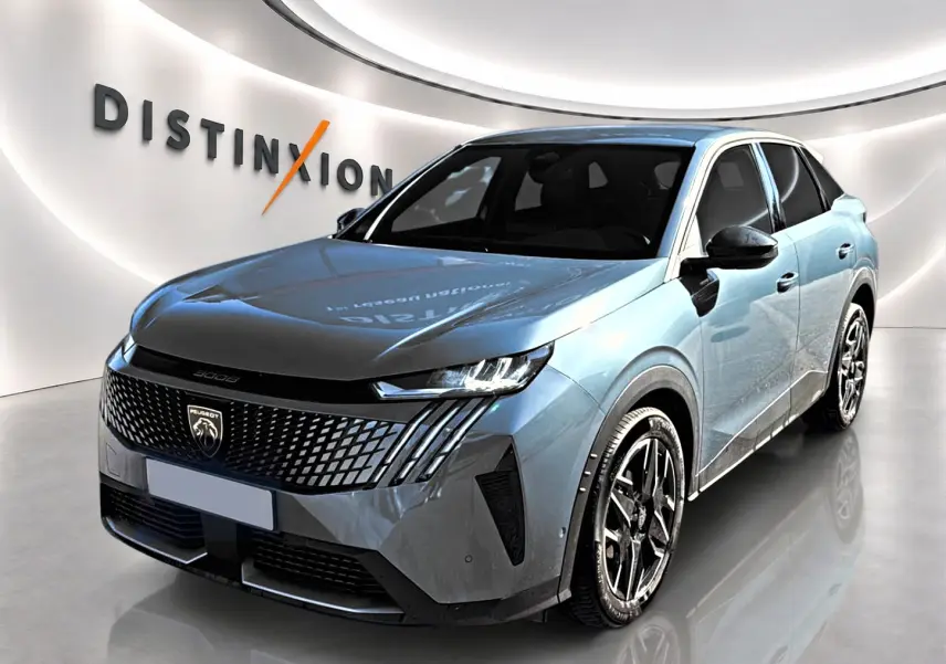 Peugeot 3008 bleu Ingaro en 3/4 avant droit, avec calandre noire et jantes alliage distinctives.