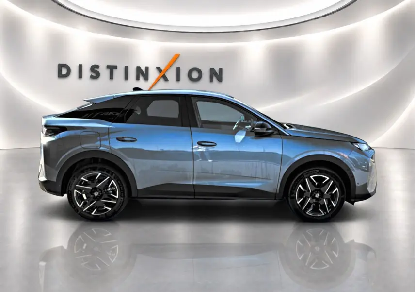 Vue de profil côté gauche du Peugeot 3008 1.2 hybrid 145 allure e-dcs6 en bleu Ingara avec jantes alu noires.