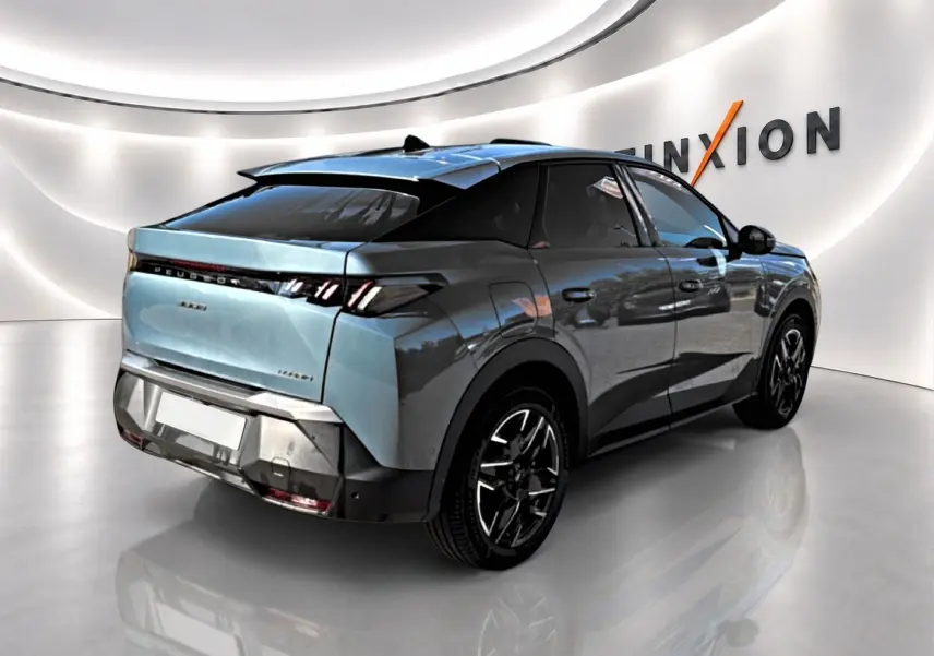 Vue 3/4 arrière droite du Peugeot 3008 1.2 hybrid 145 allure e-dcs6 bleu Ingara avec jantes alu noires.