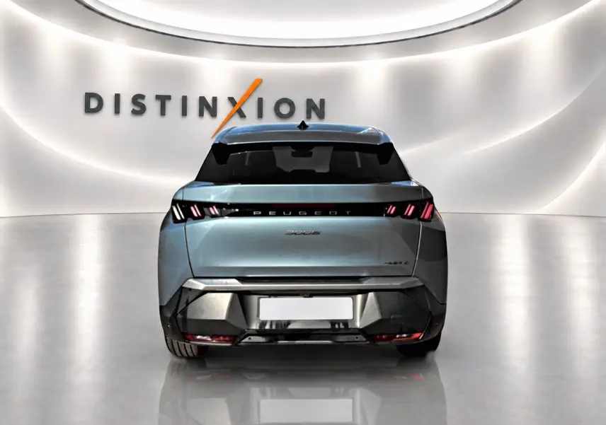Vue arrière d’un Peugeot 3008 bleu Ingara 2025 avec feux arrière LED et logo distinctif sur fond blanc.