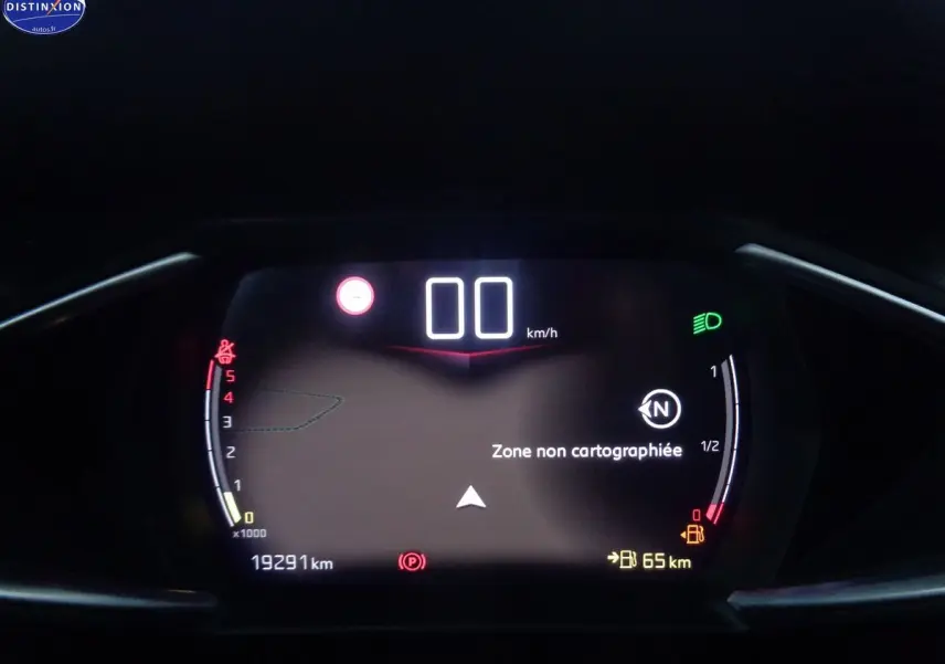 Tableau de bord numérique du DS3 Crossback affichant la vitesse à 0 km/h et une zone non cartographiée.