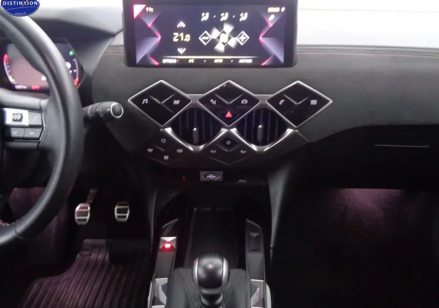 Vue intérieure du tableau de bord du DS3 Crossback blanc banquise, avec écran tactile et commandes en losange.