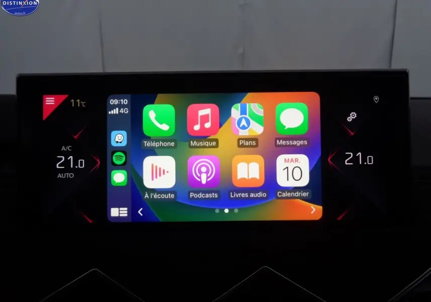 Écran tactile central du DS3 Crossback affichant les applications connectées et la climatisation réglée à 21°C.