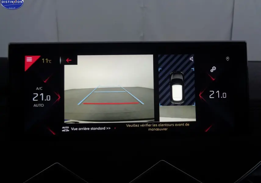 Écran multimédia du DS3 Crossback blanc banquise montrant la caméra de recul avec guidage et vue 360° intérieure.