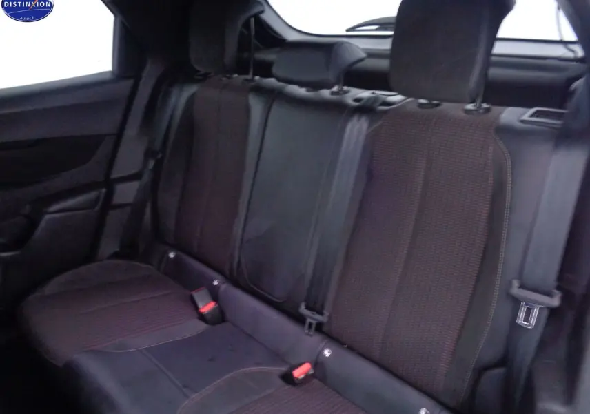 Banquette arrière en tissu noir avec appuie-têtes, vue intérieure du DS3 Crossback blanc banquise 2021.