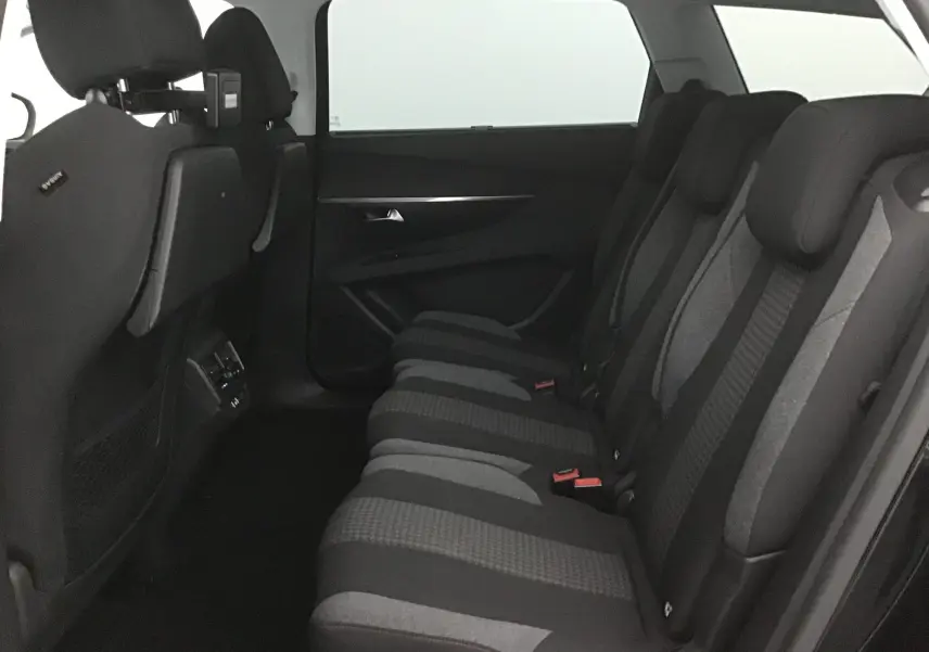 Vue intérieure côté droit des sièges arrière en tissu gris et noir du Peugeot 5008 noir 2019, version 7 places