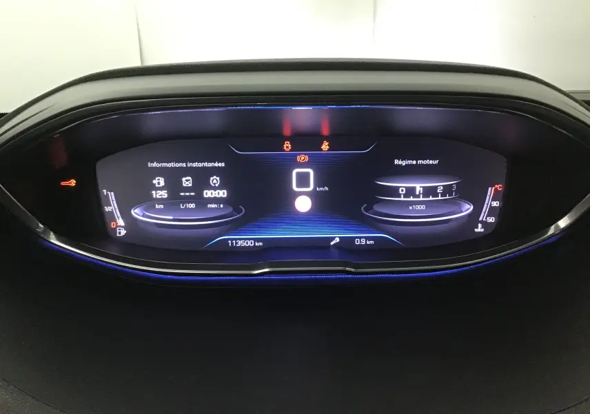 Tableau de bord numérique du Peugeot 5008 noir, affichant vitesse, régime moteur et indicateurs lumineux.