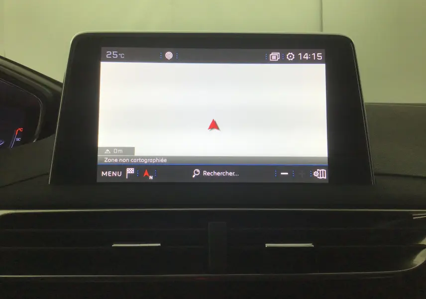 Écran tactile du GPS du Peugeot 5008 2019, affichant une carte non cartographiée dans l'habitacle noir.