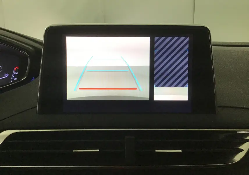 Écran central du Peugeot 5008 2019 montrant l'affichage de la caméra de recul avec lignes de guidage colorées.