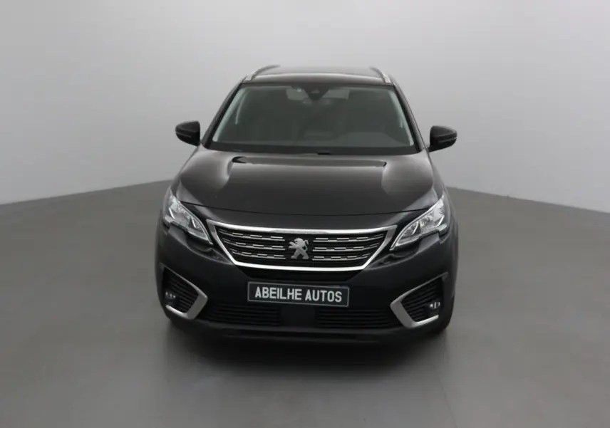 Vue frontale d'un Peugeot 5008 noir 2019 avec calandre chromée et plaque Abeilhe Autos visible.