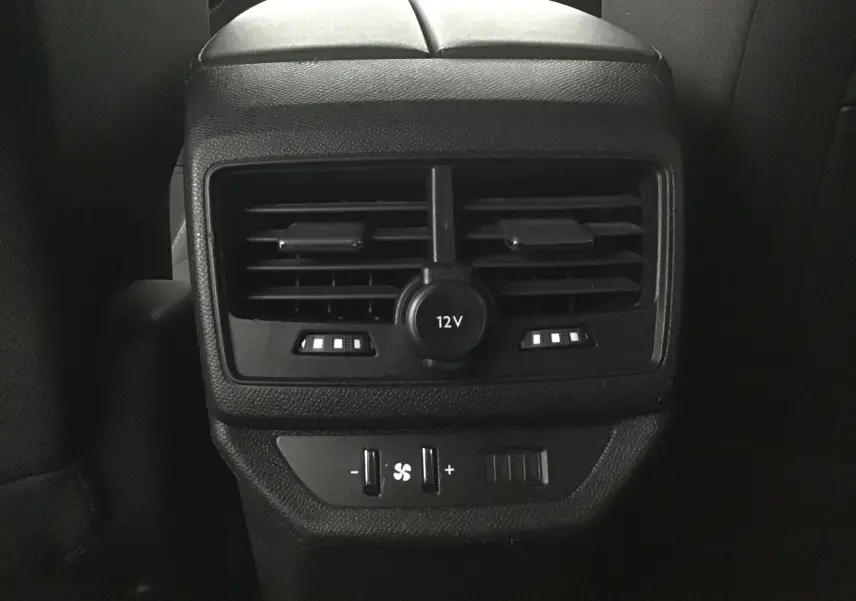 Vue rapprochée des aérateurs arrière et commandes de ventilation du Peugeot 5008 noir version 2019 Active Business.