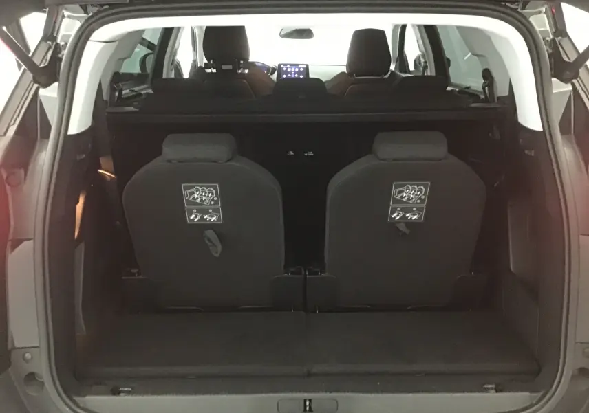 Vue arrière ouverte du Peugeot 5008 noir 2019 montrant les sièges rabattus de la troisième rangée et le coffre spacieux.
