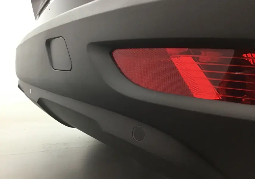 Gros plan sur le feu arrière droit et le pare-chocs noir du Peugeot 5008 2019, version diesel 7 places.