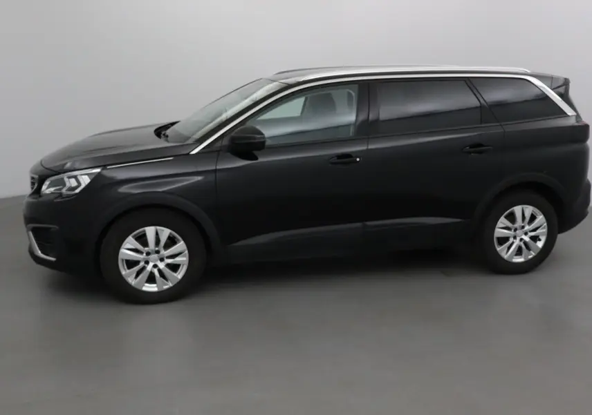 Peugeot 5008 noir vue de profil côté gauche, mettant en valeur ses lignes élégantes et ses vitres teintées.