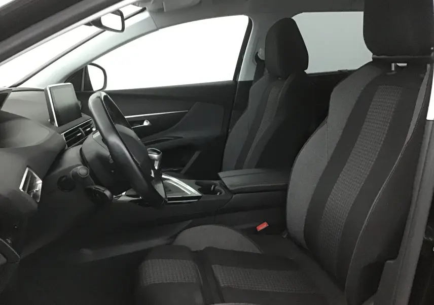 Intérieur avant du Peugeot 5008 noir 2019, vue côté conducteur montrant sièges tissu et tableau de bord moderne.