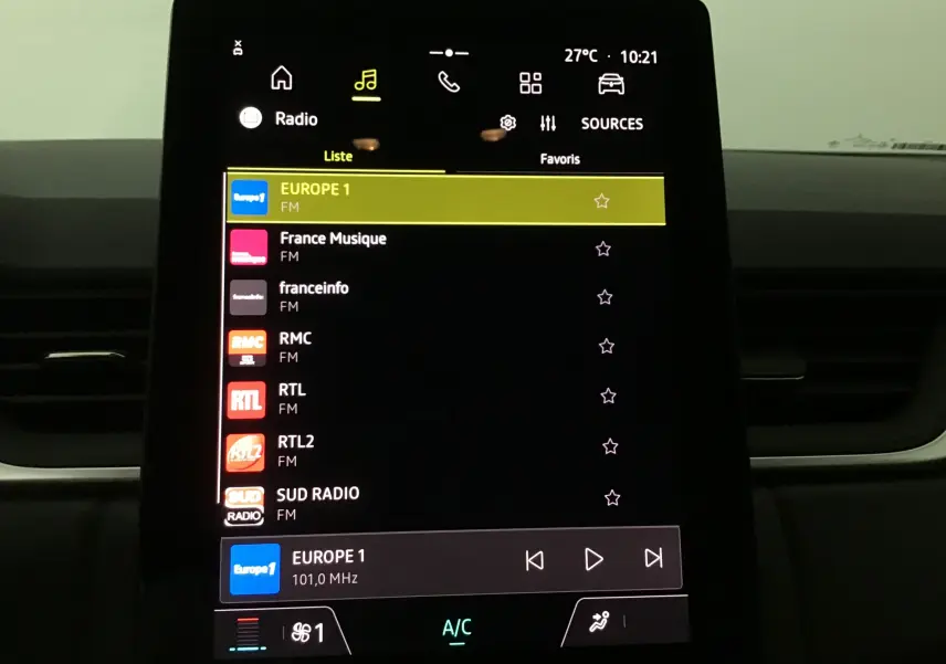 Écran tactile central du Renault Captur 2025 affichant la liste des radios FM avec sélection sur Europe 1.