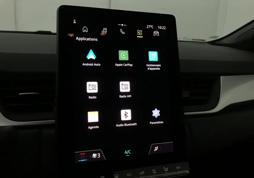 Écran tactile central du tableau de bord du Renault Captur 2025 affichant les applications Android Auto et Apple CarPlay.