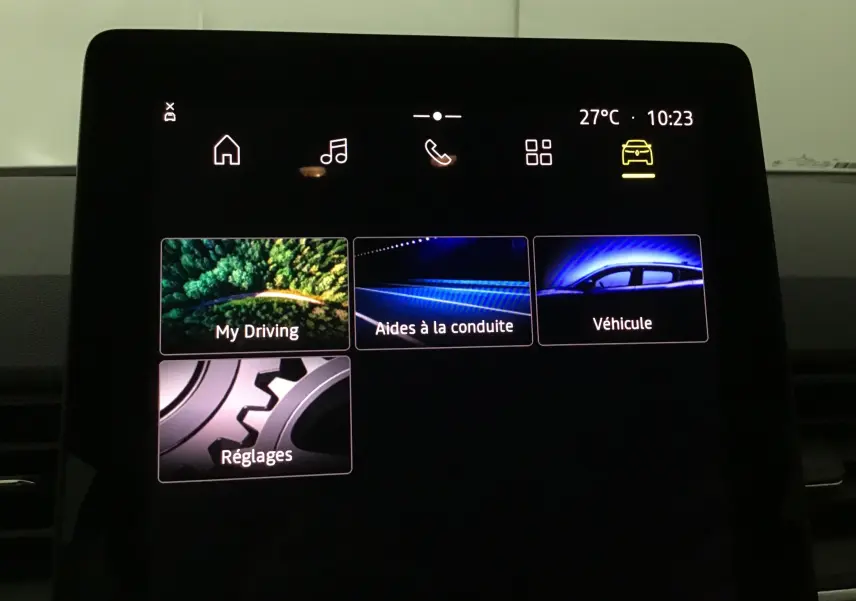 Écran tactile central du tableau de bord du Renault Captur 2025 affichant les menus My Driving, Aides à la conduite, Véhicule et Réglages.