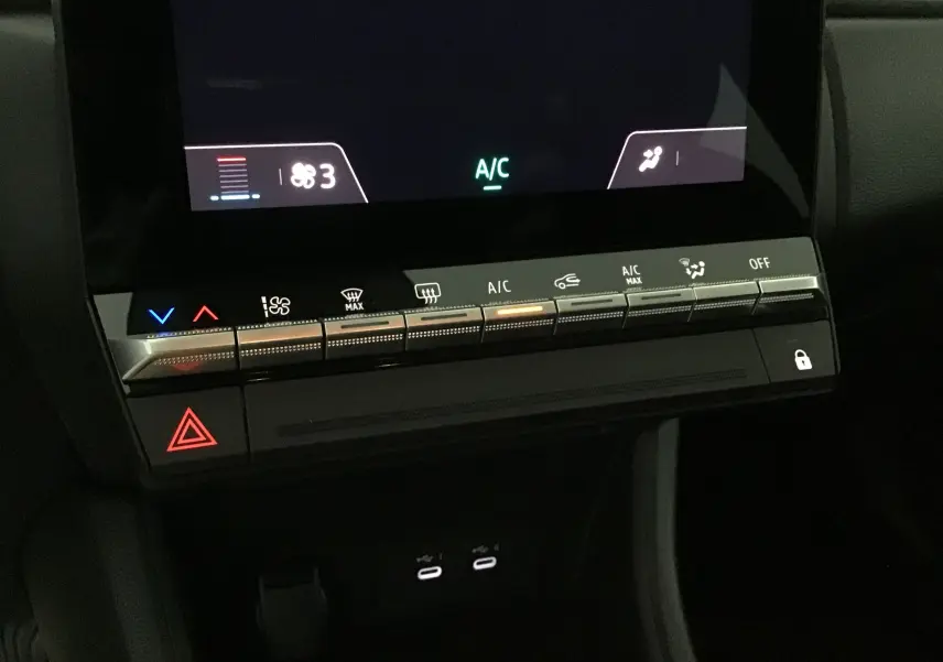 Panneau de commandes climatisation et écran tactile du tableau de bord du Renault Captur 2025 bleu iron/noir.