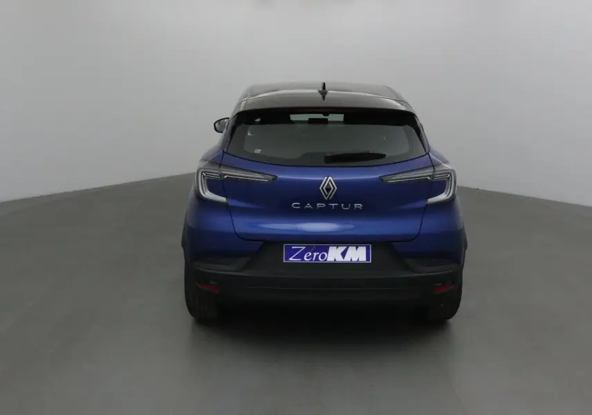 Vue arrière d'un Renault Captur 2025 bleu iron avec toit noir, mettant en valeur ses feux LED et son design compact.