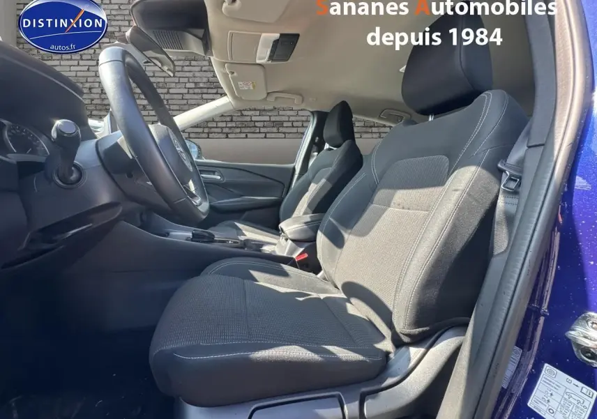 Intérieur du Nissan Qashqai 1.5 e-Power 2023 en bleu foncé, vue côté gauche sur les sièges avant et volant.