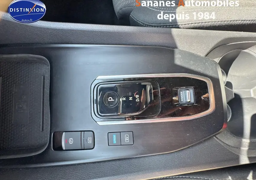 Vue plongeante sur la console centrale noire du Nissan Qashqai 1.5 e-Power 2023 avec sélecteur de boîte auto et boutons EV et e-Pedal.