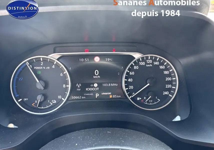 Tableau de bord du Nissan Qashqai 1.5 e-Power 2023, affichage numérique et compteurs analogiques en vue frontale.