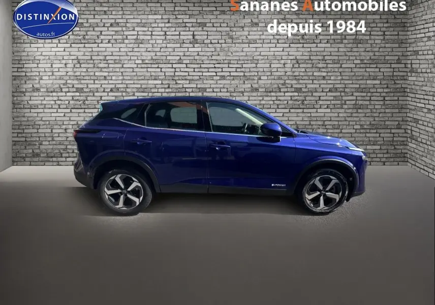 Profil côté gauche d'un Nissan Qashqai 1.5 e-Power Business Edition bleu foncé avec jantes alliage 18 pouces.