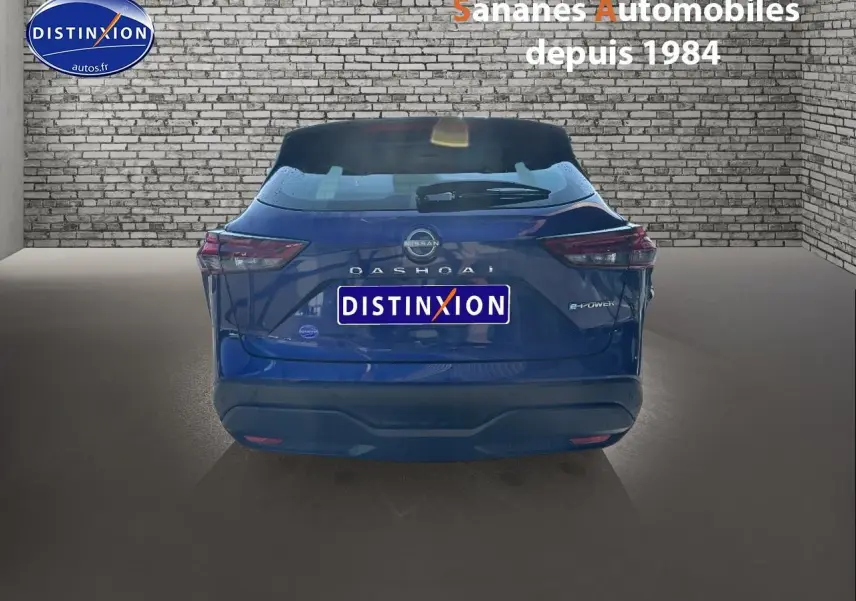 Vue arrière d'un Nissan Qashqai bleu foncé e-Power 2023 avec badges distinctifs et caméra de recul visible.