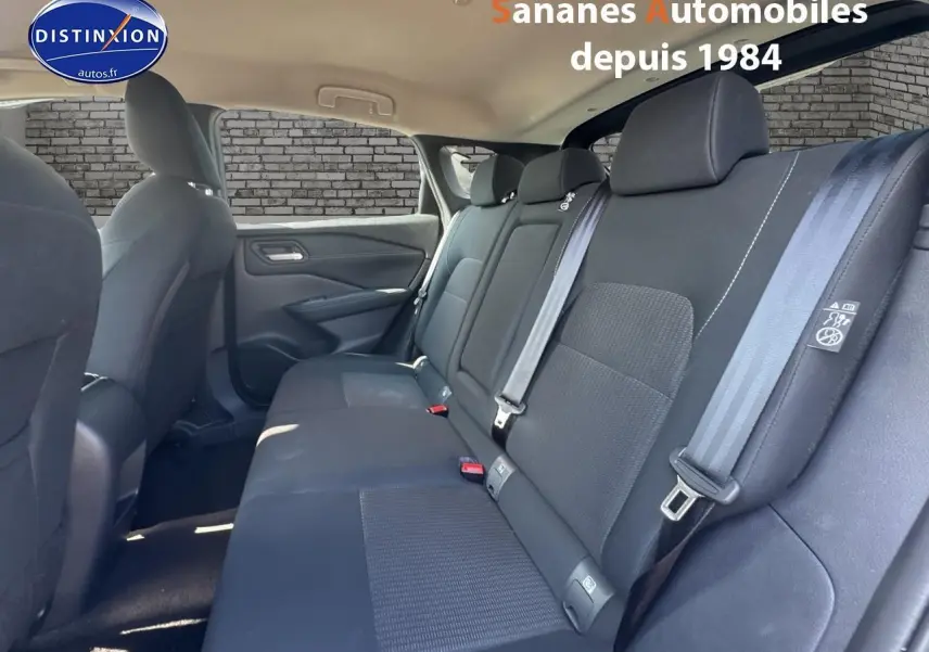 Vue intérieure sur la banquette arrière noire du Nissan Qashqai 1.5 e-Power Business Edition 2023.