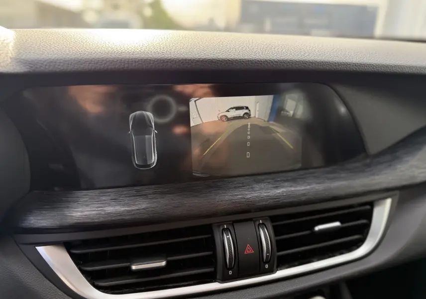 Écran central de l'Alfa Romeo Stelvio 2023 montrant la caméra de recul et l'affichage 3D du véhicule en stationnement.