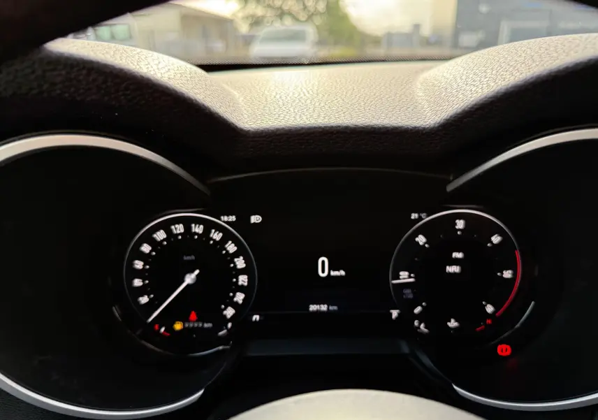 Tableau de bord de l'Alfa Romeo Stelvio 2023, vue frontale sur les compteurs numériques et indicateurs lumineux.