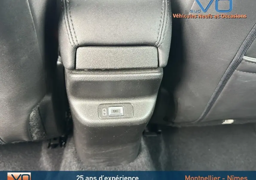 Prise de vue rapprochée du port USB situé à l'arrière de la console centrale du Jeep Avenger gris foncé 2024.