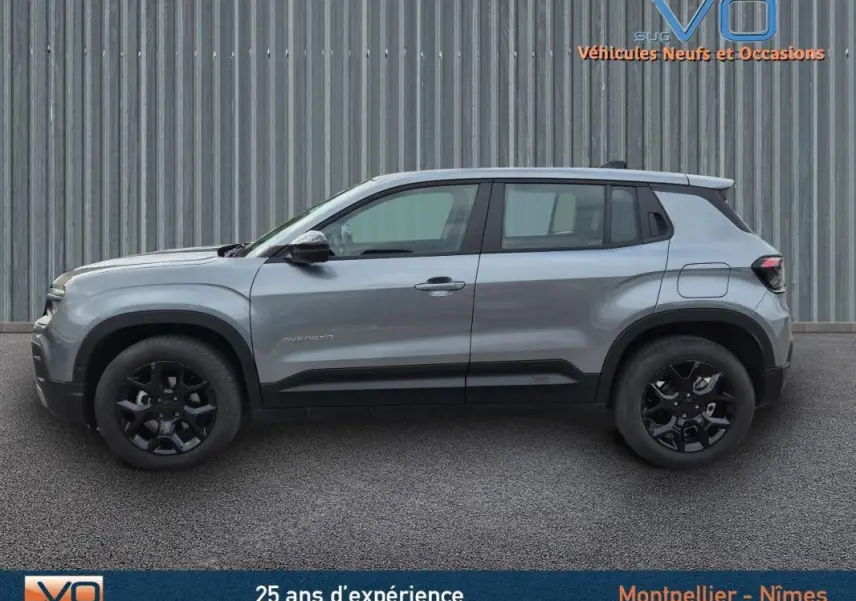 Profil côté gauche d'un Jeep Avenger gris foncé 2024 avec jantes noires et lignes modernes visibles.