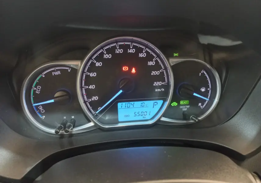 Gros plan sur le tableau de bord de la Toyota Yaris hybride 2018, affichant vitesse, niveau carburant et indicateurs verts.