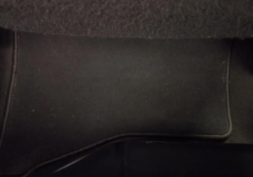 Tapis de sol noir intérieur de Toyota Yaris 1.5 VVT-I Hybrid France Business 2018.