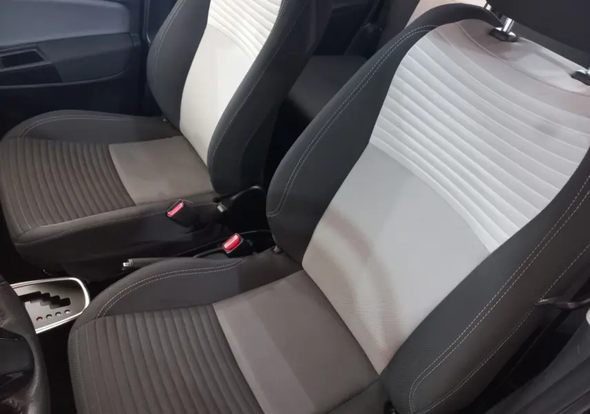 Vue rapprochée des sièges avant bicolores gris clair et foncé de la Toyota Yaris 1.5 Hybrid 2018 avec boîte auto.