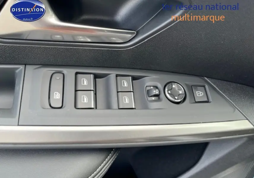 Détail des commandes de lève-vitres et rétroviseurs côté gauche intérieur d’un Peugeot 3008 gris titane.