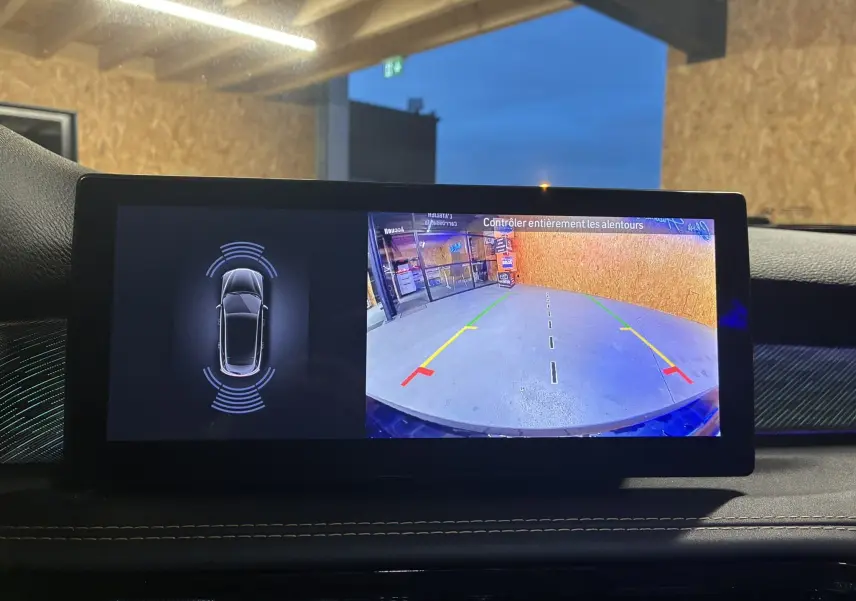 Écran intérieur de l'Alfa Romeo Tonale 1.3 PHEV 280 BVA TI montrant la caméra de recul et l'alerte de proximité.