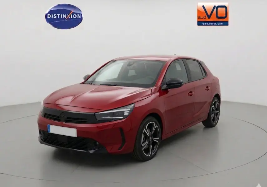 Vue 3/4 avant d'une Opel Corsa rouge 2025, version 1.2 Turbo Hybrid, avec jantes alliage noires et détails noirs contrastants.
