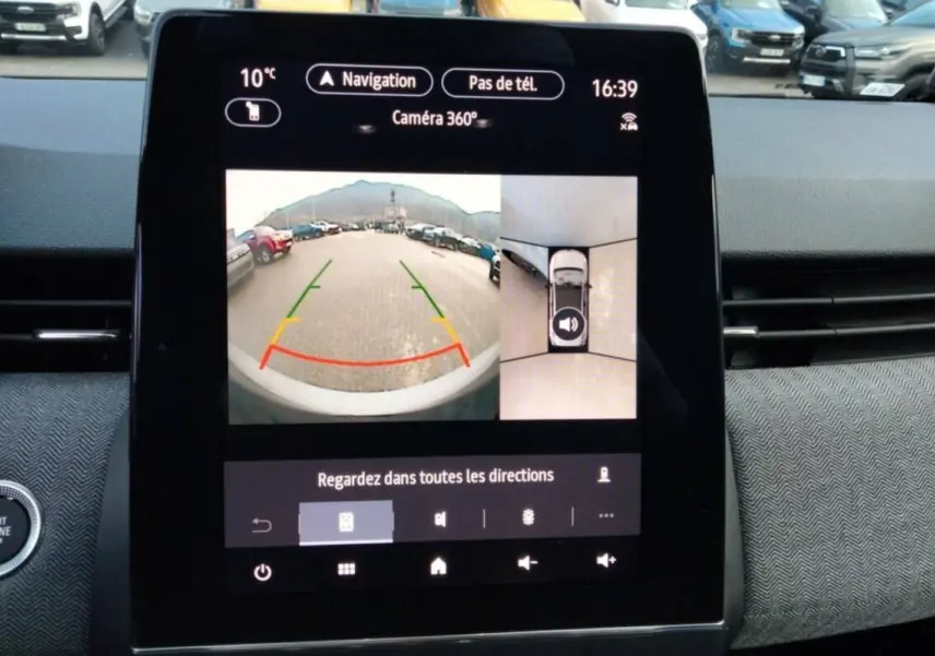 Écran tactile central de la Renault Clio gris rafale montrant la caméra 360° et l'affichage de recul.