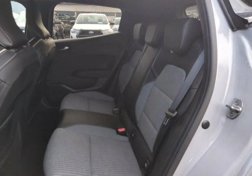 Vue intérieure côté droit sur la banquette arrière bi-matière gris et noir de la Renault Clio 2025.