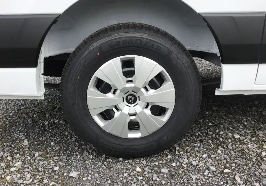 Gros plan sur la roue avant droite du Renault Master blanc 2025, avec jante argentée et pneu Goodyear tous temps.
