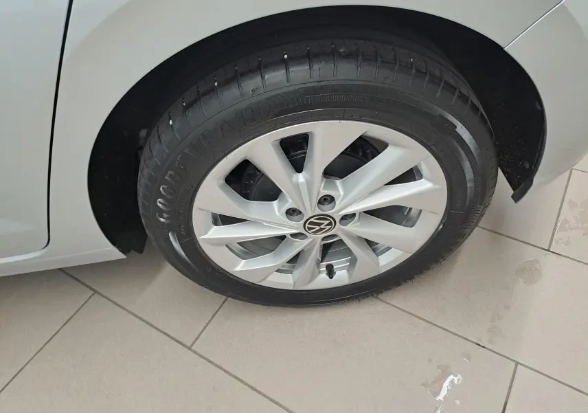 Gros plan sur la roue avant gauche argentée d'une Volkswagen Polo 2025 couleur Reflet d'Argent.