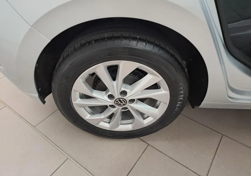 Gros plan sur la roue avant gauche argentée d'une Volkswagen Polo 1.0 TSI 95 BVM5 Style couleur Reflet d'Argent.